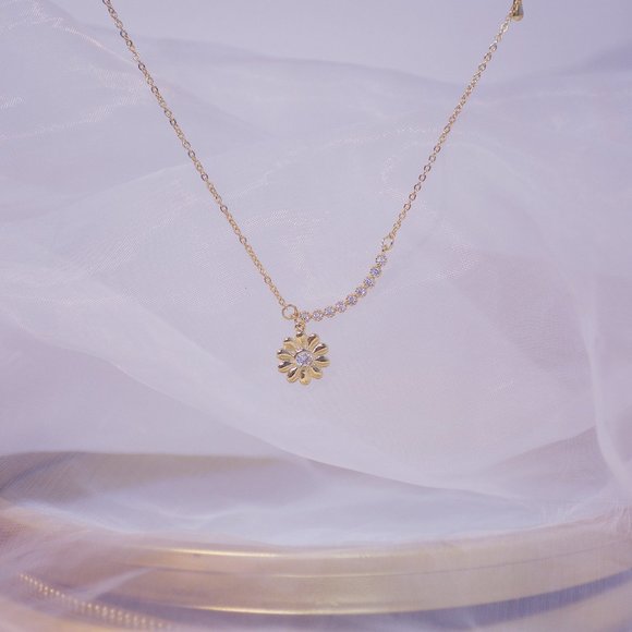 NEW 14K Gold Plated Diamond Daisy Flower Necklace - Picture 7 of 7